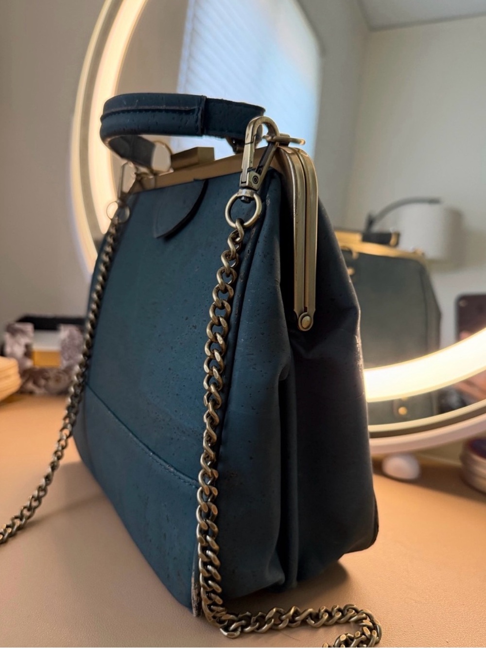 La flore Paris Classic Structured Chain-
Handle Shoulder Bag emerald bebebark